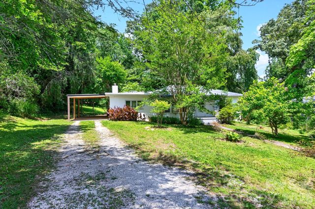411 Hillcrest Circle, Hendersonville, NC 28792