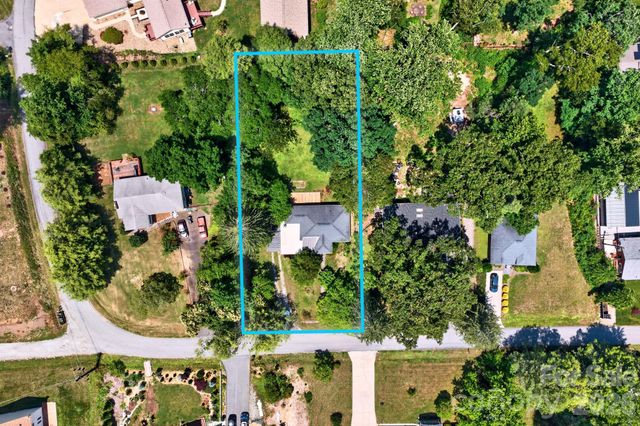 411 Hillcrest Circle, Hendersonville, NC 28792