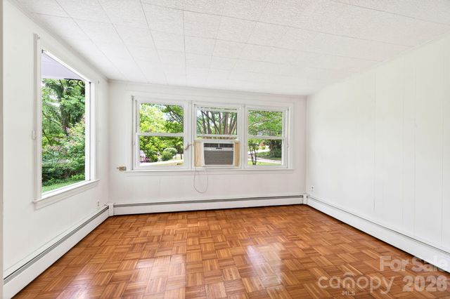 411 Hillcrest Circle, Hendersonville, NC 28792