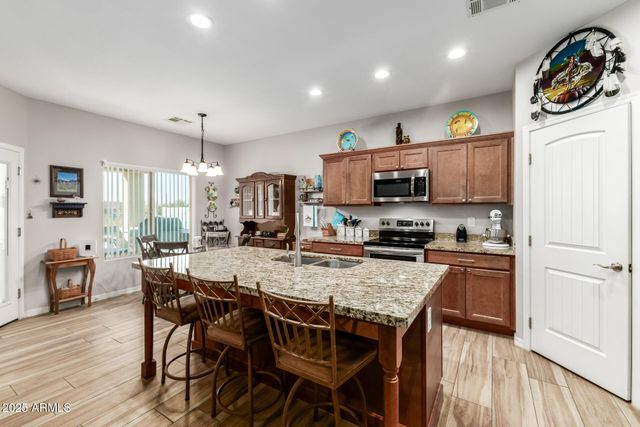 614 N TOMAHAWK Road, Apache Junction, AZ 85119