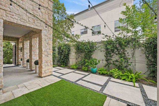 158 Vieux Carre Drive, Houston, TX 77009