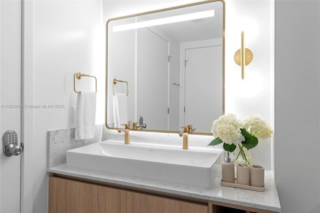 159 NE 6th St 3002, Miami, FL 33132