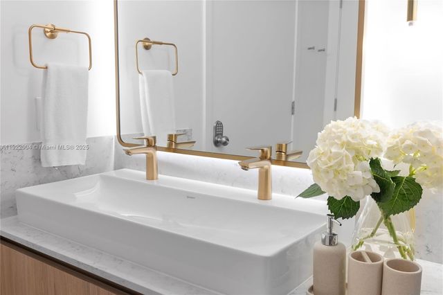 159 NE 6th St 3002, Miami, FL 33132