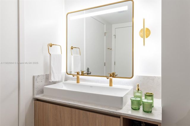 159 NE 6th St 3002, Miami, FL 33132