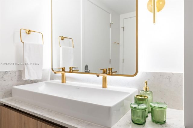 159 NE 6th St 3002, Miami, FL 33132