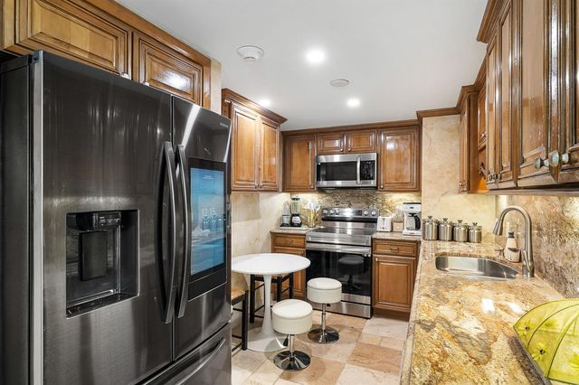 5600 N Flagler Drive 605, West Palm Beach, FL 33407