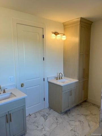 01 Bur Oak Lane, Oakland Charter Township, MI 48363