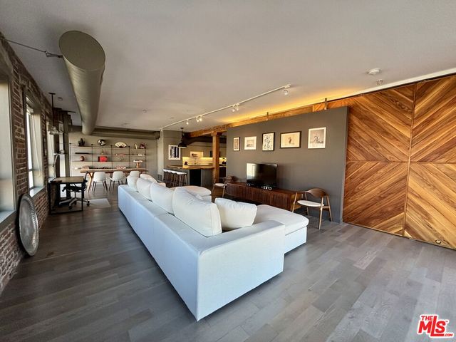 527 Molino Street 401, Los Angeles, CA 90013