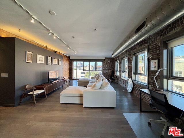 527 Molino Street 401, Los Angeles, CA 90013