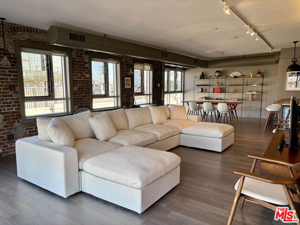 527 Molino Street 401, Los Angeles, CA 90013