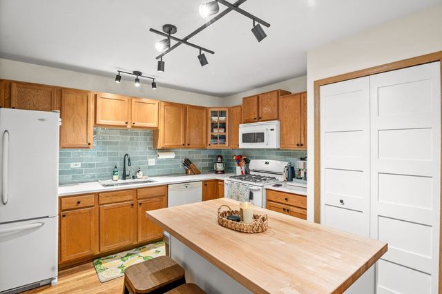 352 Normandie Drive, Sugar Grove, IL 60554