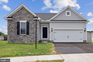 22 TANAGER CT #C8, Gettysburg, PA 17325