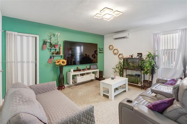 3675 NW 5th St, Miami, FL 33125