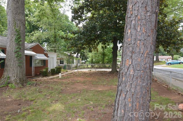 2111 Dickens Avenue, Charlotte, NC 28208