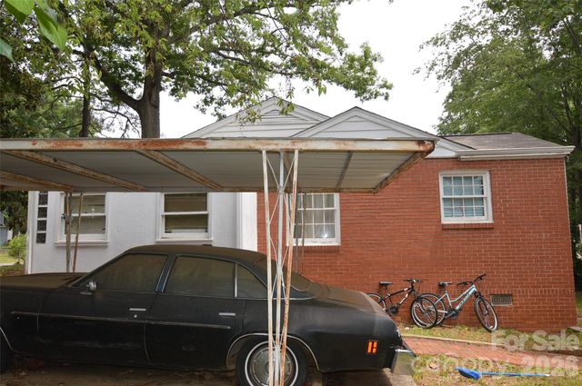 2111 Dickens Avenue, Charlotte, NC 28208