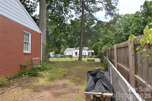 2111 Dickens Avenue, Charlotte, NC 28208