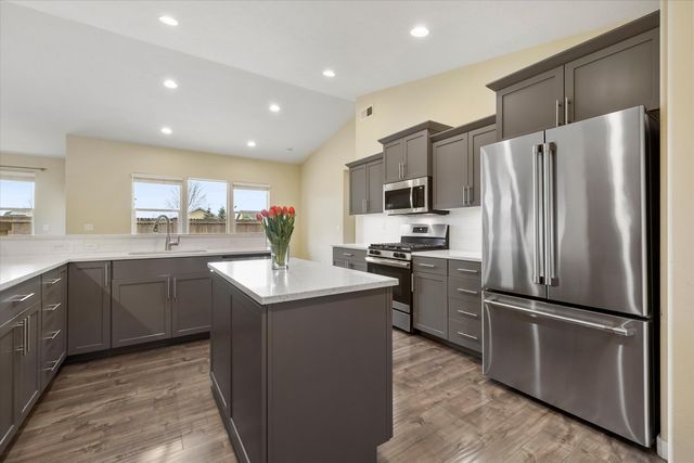 2433 NW Hazelwood Avenue, Redmond, OR 97756