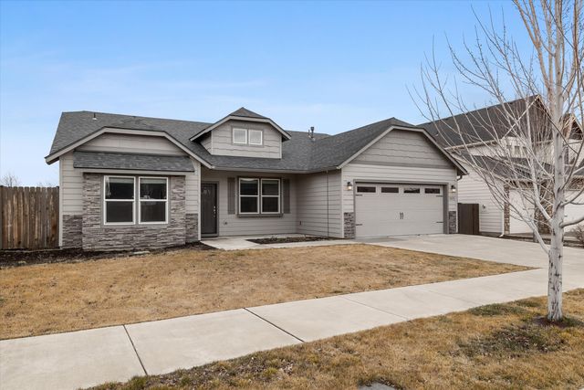 2433 NW Hazelwood Avenue, Redmond, OR 97756