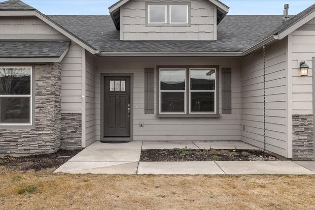 2433 NW Hazelwood Avenue, Redmond, OR 97756