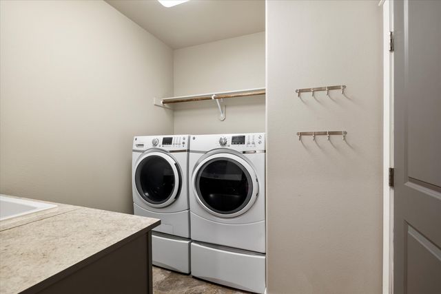 2433 NW Hazelwood Avenue, Redmond, OR 97756