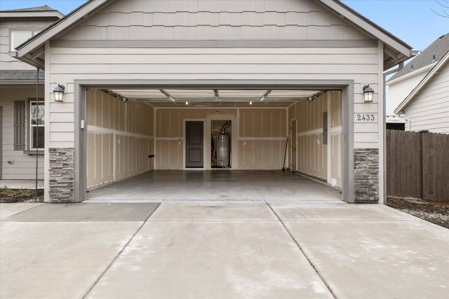 2433 NW Hazelwood Avenue, Redmond, OR 97756