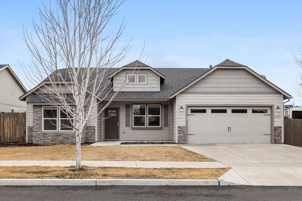 2433 NW Hazelwood Avenue, Redmond, OR 97756