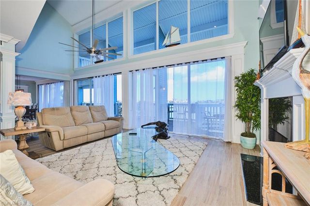 950 San Carlos DR, Fort Myers Beach, FL 33931