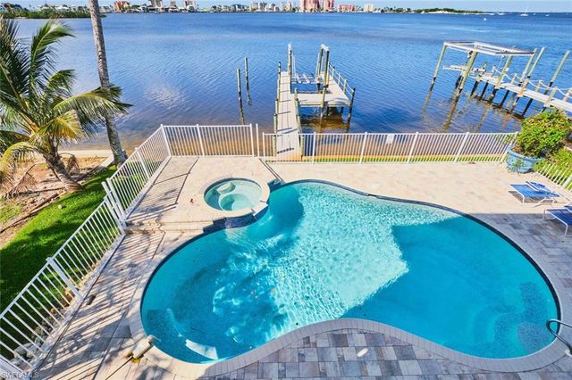 950 San Carlos DR, Fort Myers Beach, FL 33931