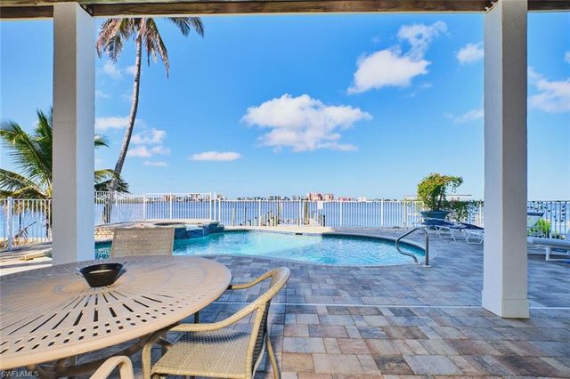 950 San Carlos DR, Fort Myers Beach, FL 33931