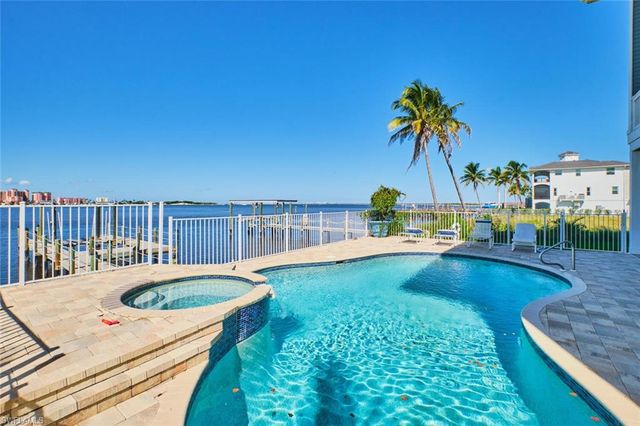 950 San Carlos DR, Fort Myers Beach, FL 33931