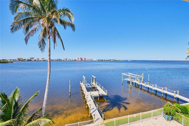 950 San Carlos DR, Fort Myers Beach, FL 33931