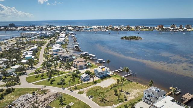 950 San Carlos DR, Fort Myers Beach, FL 33931