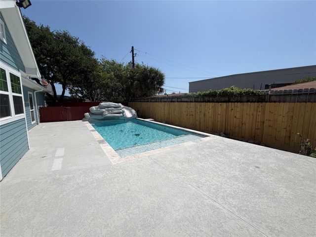 5525 Swan Drive, Galveston, TX 77551