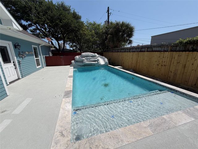 5525 Swan Drive, Galveston, TX 77551
