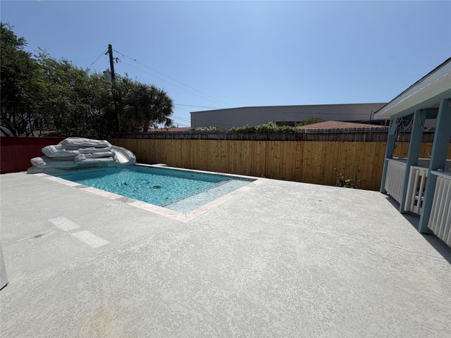 5525 Swan Drive, Galveston, TX 77551