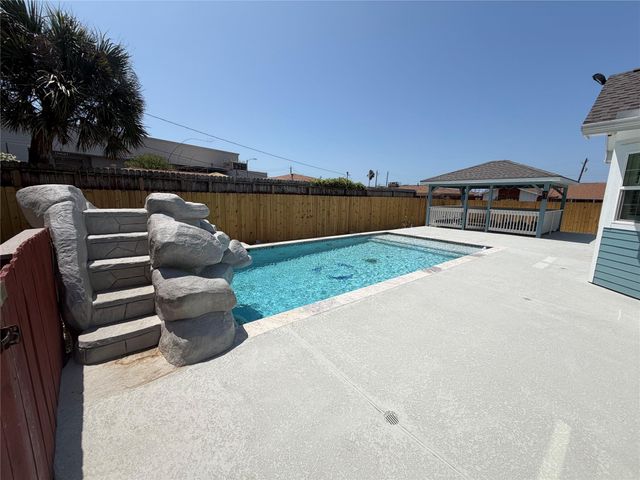 5525 Swan Drive, Galveston, TX 77551