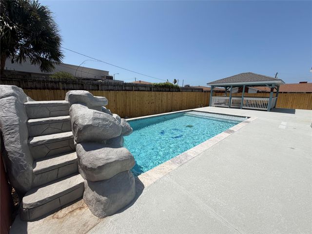 5525 Swan Drive, Galveston, TX 77551