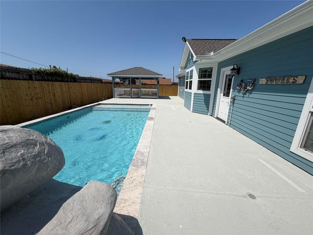 5525 Swan Drive, Galveston, TX 77551