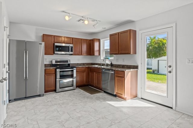 2719 NE 6th PL, Cape Coral, FL 33909