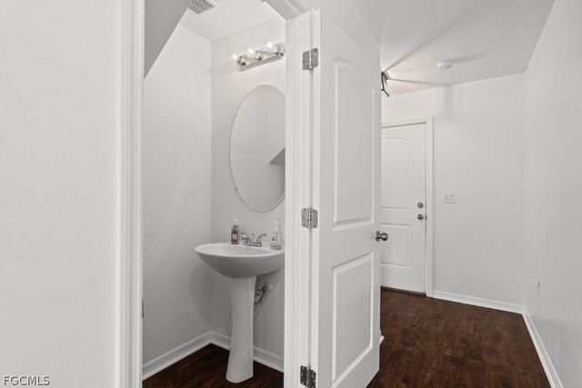 2719 NE 6th PL, Cape Coral, FL 33909