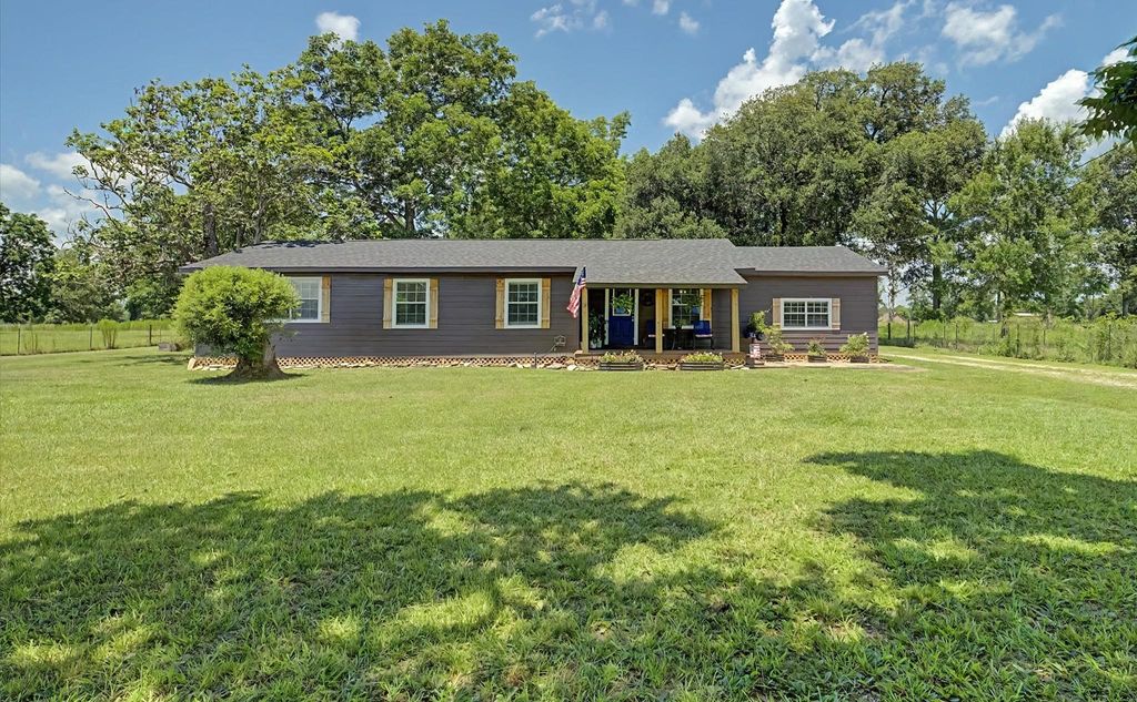 384 County Road 2046, Hull, TX 77564