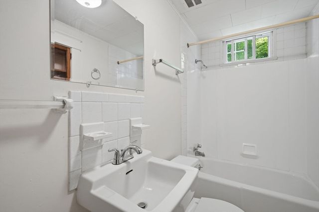 98 Stockbridge Rd, Hadley, MA 01002