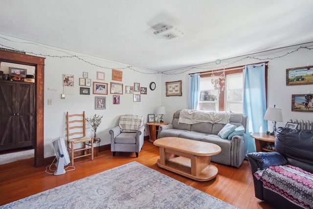 98 Stockbridge Rd, Hadley, MA 01002