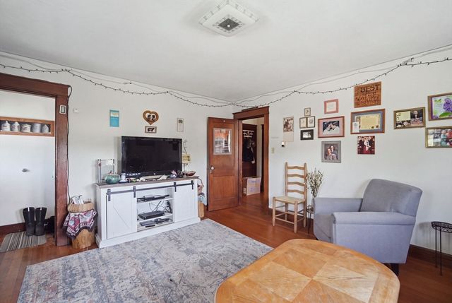 98 Stockbridge Rd, Hadley, MA 01002