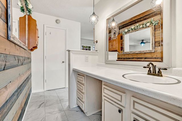 1605 E Durst Avenue, Greenwood, SC 29649