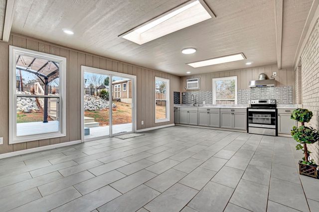 1605 E Durst Avenue, Greenwood, SC 29649