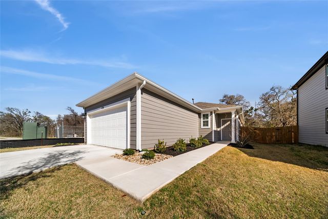 174 Bendecido LOOP, Elgin, TX 78621