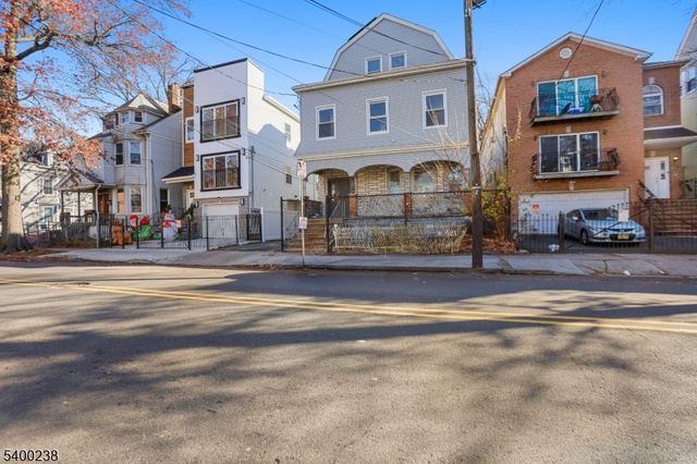 32 Fabyan Pl, Newark City, NJ 07108