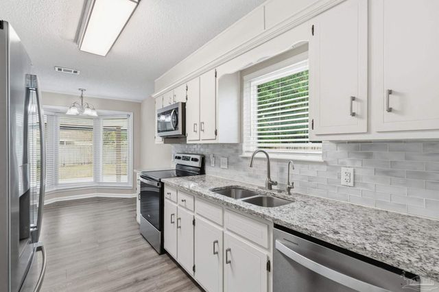 7467 Baywoods Ln, Pensacola, FL 32504