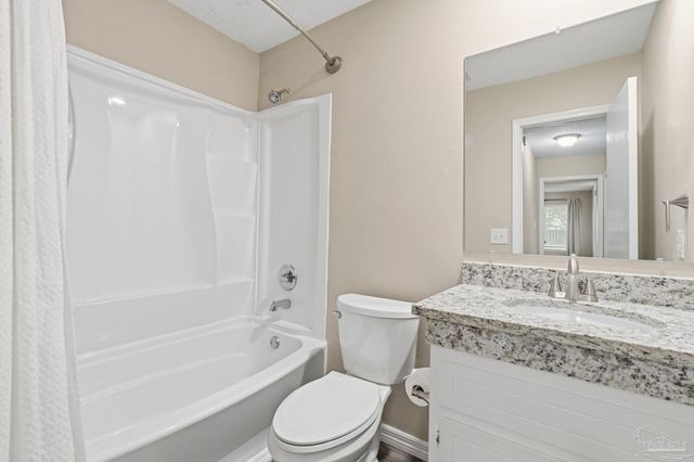 7467 Baywoods Ln, Pensacola, FL 32504